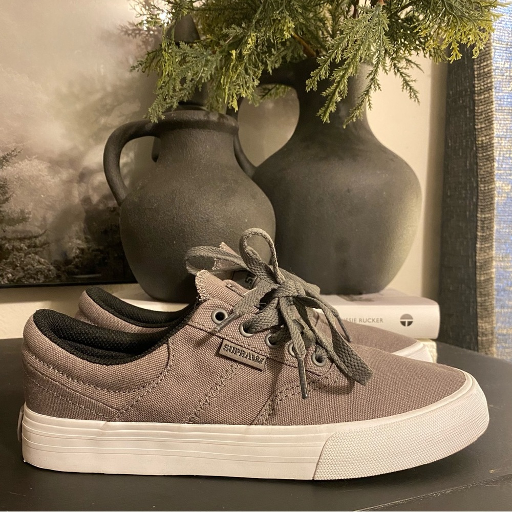 Grey Supra Skate Shoes Mens Size 6 Womens Size 7.5